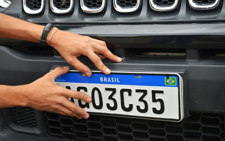 Instalação da placa de um veículo novo