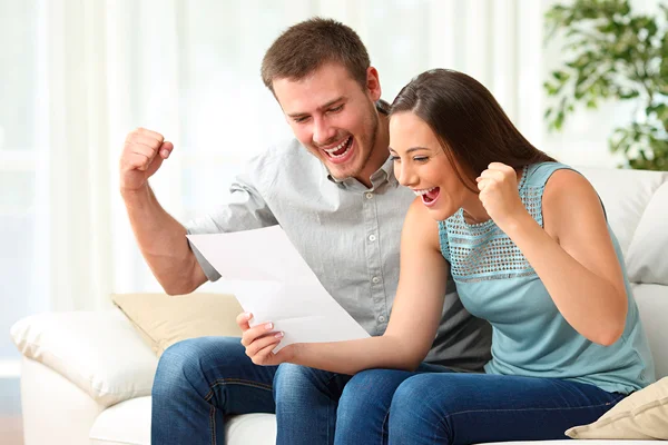 Casal comemorando o resultado de um recurso de multa